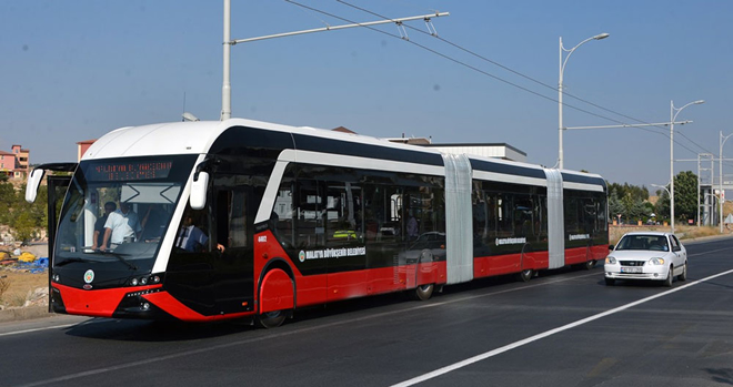 Malatya'da kullanılan yeni modern bir trambüs